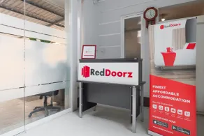 RedDoorz near Batik Tulis Celaket 2 - Recepción