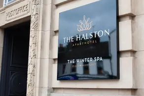 The Halston Carlisle - Recepción