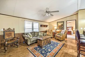 300-Acre Ozark Ranch w/ 2 Cabins & Trails - Interiør