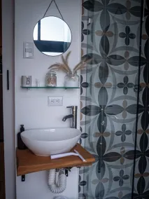 Lolas - Bathroom