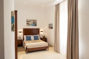Room in Guest Room - "the 10 Square" - A Townhouse Situated in the Heart of Siggiewi Village Square - Zimmer
