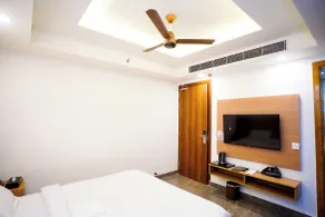 Royal Raven Hotel & Banquet' Greater Noida Nearby India Expo Centre & Mart - Room