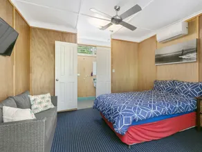 Dolphins Beach House - Hostel - Room