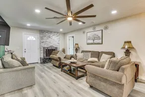 3 Mi to Desert Diamond Arena: Peoria Home w/ Yard! - Interior