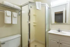 HomeTowne Studios by Red Roof Atlanta - Norcross South - Baño
