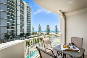 Kirra Beach Apartments - Vista do quarto