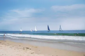 Bright Narragansett Beach Escape w/ Deck & Yard! - Intérieur
