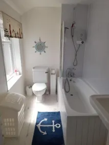 'Pavilion Cottage' next to Gorleston beach with sea views - pet friendly! - Bathroom