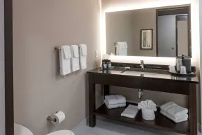 Wingate by Wyndham Angola - Bathroom