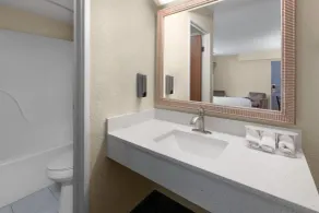 Days Inn by Wyndham Mackinaw City - Bridgeview Area - Salle de bain
