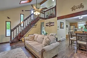 15 Mi to Camelback Ski Resort: Home w/ Deck! - Interiör