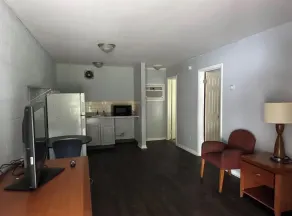 Paradise Suites - Newport News & Jefferson Ave - Living area