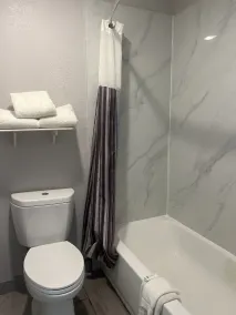 La Quinta Inn By Wyndham IH-10 West San Antonio TX - Bathroom