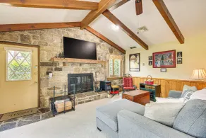 Pet-friendly Somerset Home w/ Fireplace & Grill! - Intérieur