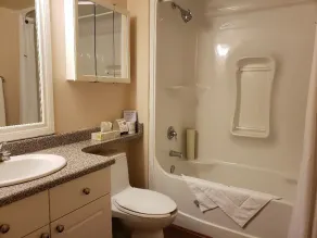 Travelodge by Wyndham Spruce Grove - Bathroom