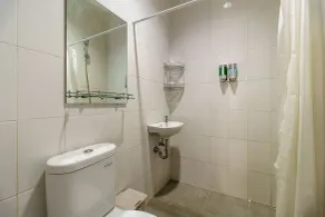 RedDoorz Plus near Exit Toll Puncak 2 - Salle de bain