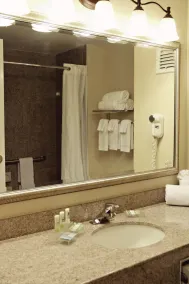 Country Inn & Suites by Radisson, Frackville (Pottsville), PA - Bathroom