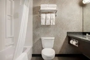 Days Inn by Wyndham Medicine Hat - Salle de bain
