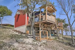 Kerrville Converted Barn Tiny Home w/ Kayaks! - Interiør