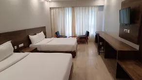 Royalistiq - Room