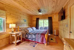 Franklin Cabin w/ Game Room, Mountain-view Deck - Værelse