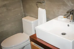 New One Br Apartment for Up To 4, Grill & Pool At the Common Rooftop - Bathroom