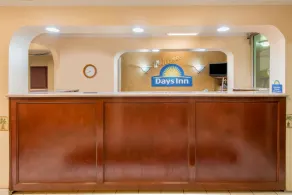 Days Inn by Wyndham Shorter - Lobby