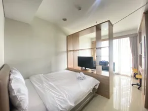 Stylish & Comfy Studio at Dago Suites Apartment By Travelio - Værelse