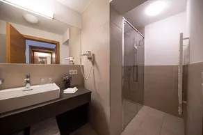 Lakeside Luxury Apartments - Bathroom
