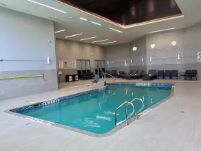 DoubleTree by Hilton Kingston - Piscina