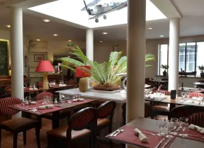 Logis Hôtel Restaurant LE MONARQUE 30 Parking Vélos Sécurisé - Restaurant