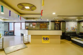Capital O 77658 Hotel Golden Way - Reception