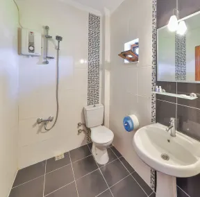 BURÇ HOTEL - Baño