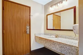 Super 8 by Wyndham Louisville Airport - Salle de bain
