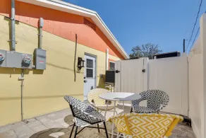 1 Block to Beach: Gulf Coast Escape w/ Patio! - Intérieur
