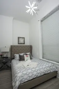 7 Bedroom - Sleeps 14! Next to Bourbon Street - Zimmer
