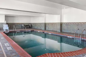 Best Western St. Louis Airport North Hotel & Suites - Piscine