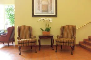 The Inn at UCLA - Lobby sitting area