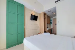 Cozy Stay Studio at Tree Park City BSD Apartment By Travelio - Værelse