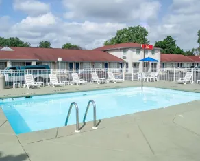 Econo Lodge Inn & Suites Sandusky South - Piscine