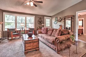 Waterfront Karnack Home w/ Boathouse & Deck! - Interiør