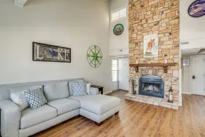 Lakefront Osage Beach Condo + Workspace w/ Pool Views - Innvendig