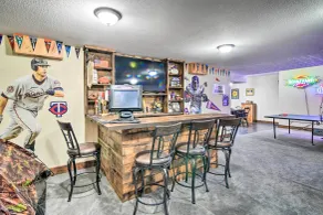 Raccoon River Retreat: Indoor Pool & Outdoor Fun! - Innenbereich