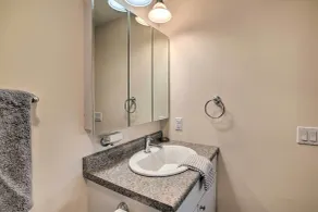 Lakefront Alton Bay Retreat w/ Dock Near Beaches! - Innenbereich