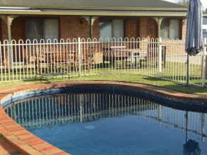 Regency Court Motel - Piscina