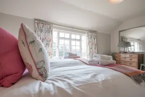 3 The Coastguards, Thorpeness - Only a stones throw from the Beach and very close to famous boating Meare, Country Club and Golf Club - Aldeburgh Coastal Cottages - Room