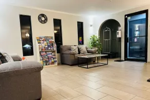 Super 8 by Wyndham Pratt - Lobby