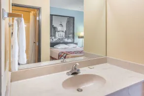 Super 8 by Wyndham Martinsville - Bathroom