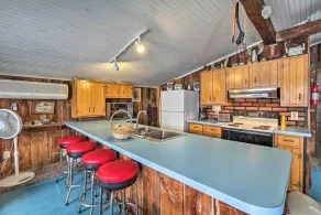Waterfront Glen Lake Cabin w/ Boat Dock & Deck - Interiør
