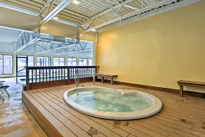 Downtown Winter Park with Pool, Views, Skiing - Interiör
